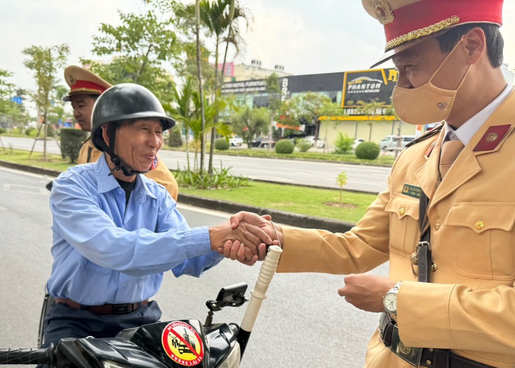 Đội Cảnh sát giao thông số 4: Phát, dán trên 300 đề can tuyên truyền khẩu hiệu “ Đã uống rượu, bia không lái xe”